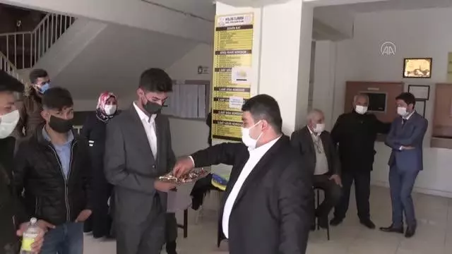 Bir mahalle ve köy, muhtarlık seçimi için Kovid-19 önlemleri altında sandık başına gitti Bir mahalle ve köy, muhtarlık seçimi için Kovid-19 önlemleri altında sandık başına gitti