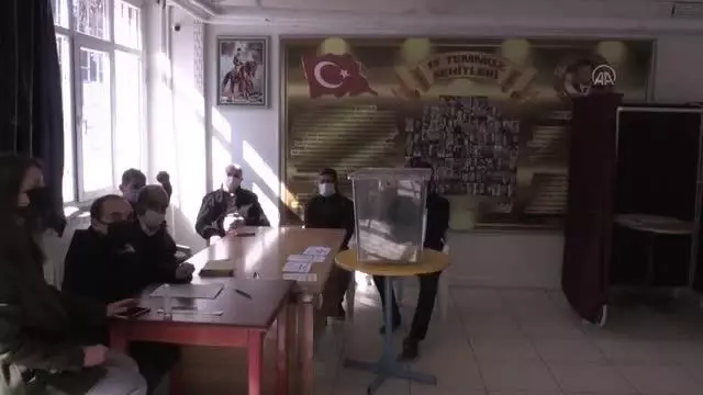 Bir mahalle ve köy, muhtarlık seçimi için Kovid-19 önlemleri altında sandık başına gitti Bir mahalle ve köy, muhtarlık seçimi için Kovid-19 önlemleri altında sandık başına gitti