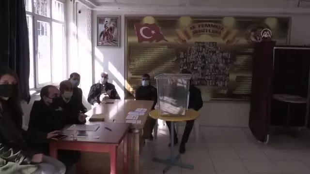 Bir mahalle ve köy, muhtarlık seçimi için Kovid-19 önlemleri altında sandık başına gitti Bir mahalle ve köy, muhtarlık seçimi için Kovid-19 önlemleri altında sandık başına gitti