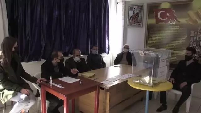 Bir mahalle ve köy, muhtarlık seçimi için Kovid-19 önlemleri altında sandık başına gitti Bir mahalle ve köy, muhtarlık seçimi için Kovid-19 önlemleri altında sandık başına gitti