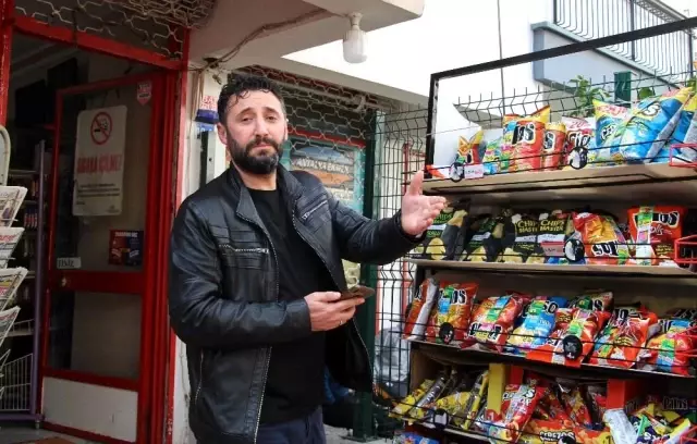 Cips standını rüzgara kaptıran marketçi: 'İzledikçe gülüyorum' Cips standını rüzgara kaptıran marketçi: 'İzledikçe gülüyorum'