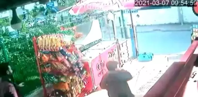 Cips standını rüzgara kaptıran marketçi: 'İzledikçe gülüyorum' Cips standını rüzgara kaptıran marketçi: 'İzledikçe gülüyorum'