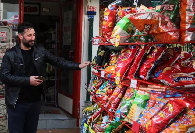 Cips standını rüzgara kaptıran marketçi: 'İzledikçe gülüyorum' Cips standını rüzgara kaptıran marketçi: 'İzledikçe gülüyorum'