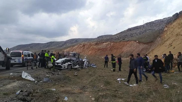 Diyarbakır'da feci kaza: 2'si çocuk 5 ölü, 3 yaralı