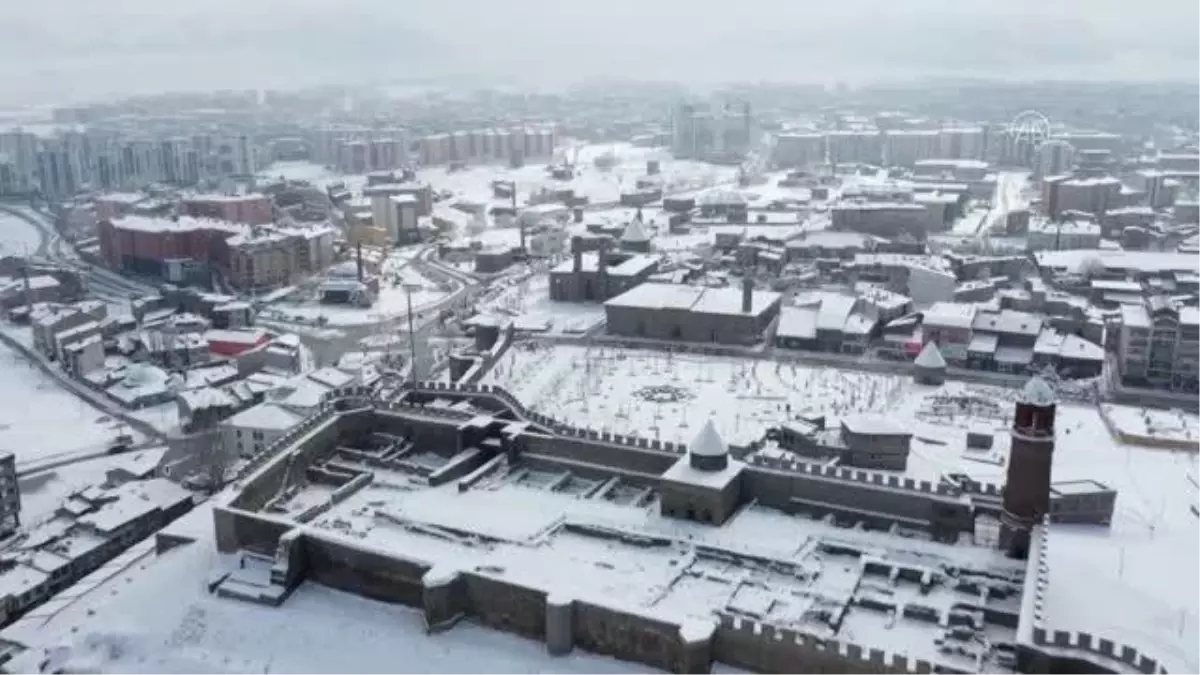 (DRONE) Doğu'nun 'kış cenneti' gündüz bembeyaz, gece ise ışıl ışıl