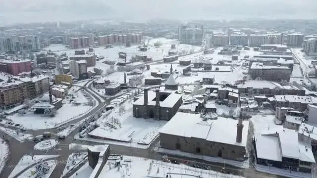 (DRONE) Doğu'nun 'kış cenneti' gündüz bembeyaz, gece ise ışıl ışıl