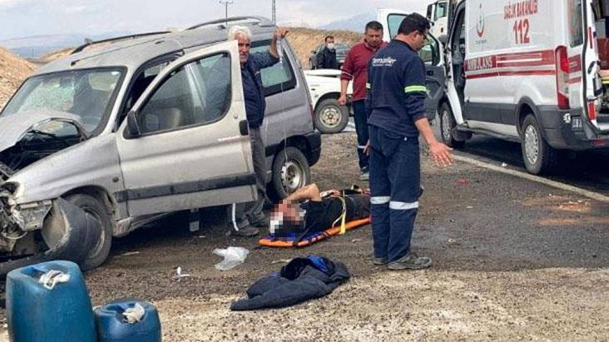 2 araç kafa kafaya çarpıştı ortalık savaş alanına döndü! 4'ü çocuk 8 kişi yaralandı