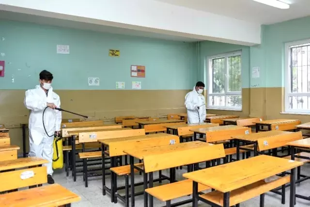 Esenyurt'ta okullar dezenfekte ediliyor Esenyurt'ta okullar dezenfekte ediliyor