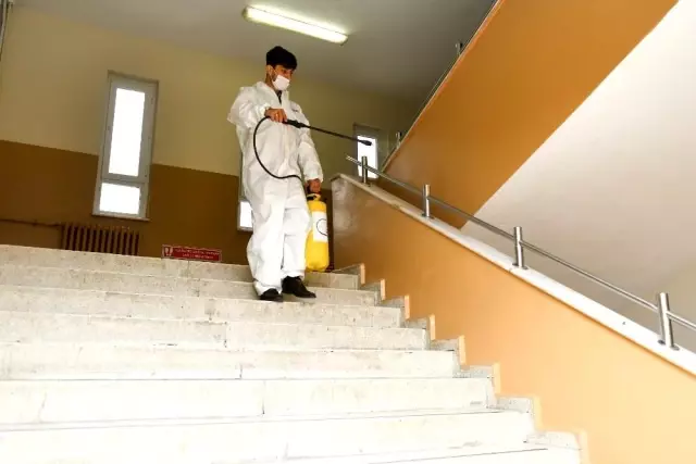 Esenyurt'ta okullar dezenfekte ediliyor Esenyurt'ta okullar dezenfekte ediliyor