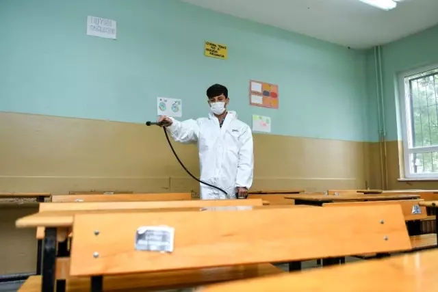 Esenyurt'ta okullar dezenfekte ediliyor Esenyurt'ta okullar dezenfekte ediliyor
