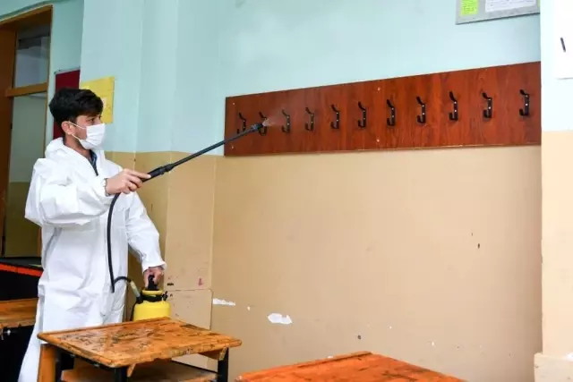Esenyurt'ta okullar dezenfekte ediliyor Esenyurt'ta okullar dezenfekte ediliyor