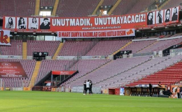 Meaningful banner from Galatasaray tribunes: We have not forgotten, we will not forget