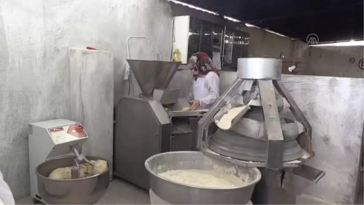 Son dakika haberi: GAZİANTEP - Ailesinin geçimini sağlamak için köy ekmeği yapan ev kadını, kadınların umudu oldu