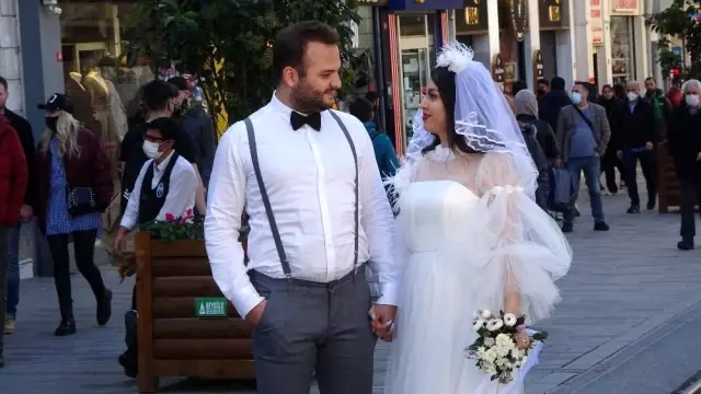 Gelinlik ve damatlıkla İstiklal Caddesi'ne gelen çift renkli görüntüler oluşturdu Gelinlik ve damatlıkla İstiklal Caddesi'ne gelen çift renkli görüntüler oluşturdu