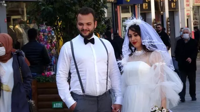 Gelinlik ve damatlıkla İstiklal Caddesi'ne gelen çift renkli görüntüler oluşturdu Gelinlik ve damatlıkla İstiklal Caddesi'ne gelen çift renkli görüntüler oluşturdu