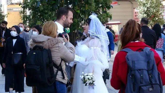 Gelinlik ve damatlıkla İstiklal Caddesi'ne gelen çift renkli görüntüler oluşturdu Gelinlik ve damatlıkla İstiklal Caddesi'ne gelen çift renkli görüntüler oluşturdu