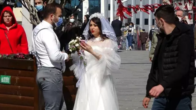 Gelinlik ve damatlıkla İstiklal Caddesi'ne gelen çift renkli görüntüler oluşturdu Gelinlik ve damatlıkla İstiklal Caddesi'ne gelen çift renkli görüntüler oluşturdu