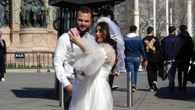 Gelinlik ve damatlıkla İstiklal Caddesi'ne gelen çift renkli görüntüler oluşturdu Gelinlik ve damatlıkla İstiklal Caddesi'ne gelen çift renkli görüntüler oluşturdu
