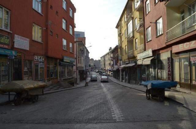 Haritada kırmızıya boyanan Aksaray'da tam kapanma uygulandı! Kent sessizliğe büründü Haritada kırmızıya boyanan Aksaray'da tam kapanma uygulandı! Kent sessizliğe büründü