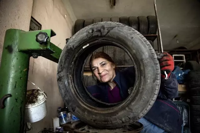 Son dakika haber! İki çocuk annesi Gül Usta 14 yıldır oto lastikçi dükkanı işletiyor