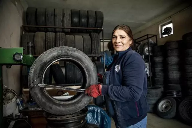 Son dakika haber! İki çocuk annesi Gül Usta 14 yıldır oto lastikçi dükkanı işletiyor