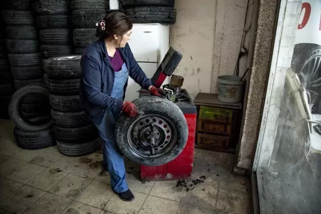 Son dakika haber! İki çocuk annesi Gül Usta 14 yıldır oto lastikçi dükkanı işletiyor