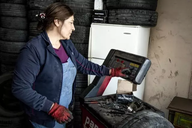 Son dakika haber! İki çocuk annesi Gül Usta 14 yıldır oto lastikçi dükkanı işletiyor