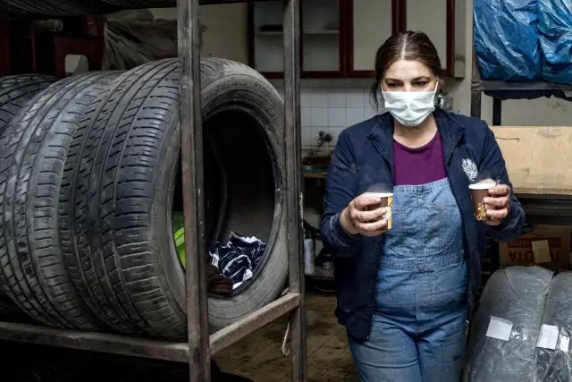 Son dakika haber! İki çocuk annesi Gül Usta 14 yıldır oto lastikçi dükkanı işletiyor