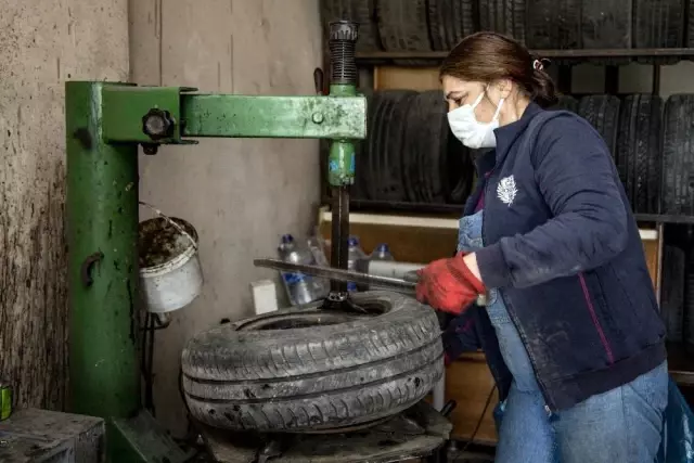 Son dakika haber! İki çocuk annesi Gül Usta 14 yıldır oto lastikçi dükkanı işletiyor