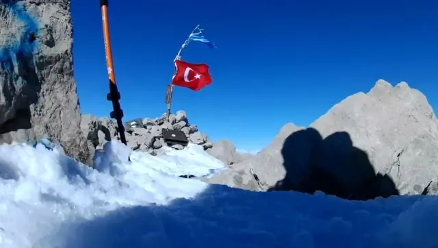 Isparta'da 2 bin 998 metrelik Dedegöl Dağı zirvesine solo tırmanışı yaptı Isparta'da 2 bin 998 metrelik Dedegöl Dağı zirvesine solo tırmanışı yaptı