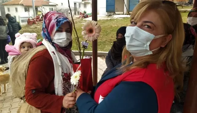 Kadınlar Günü'nü fidan dağıtarak kutladılar Kadınlar Günü'nü fidan dağıtarak kutladılar