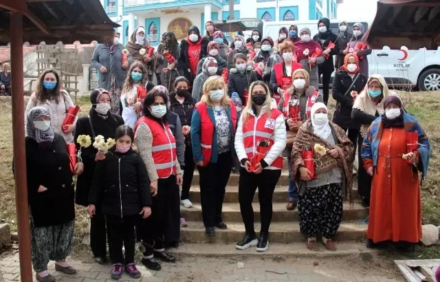Kadınlar Günü'nü fidan dağıtarak kutladılar Kadınlar Günü'nü fidan dağıtarak kutladılar