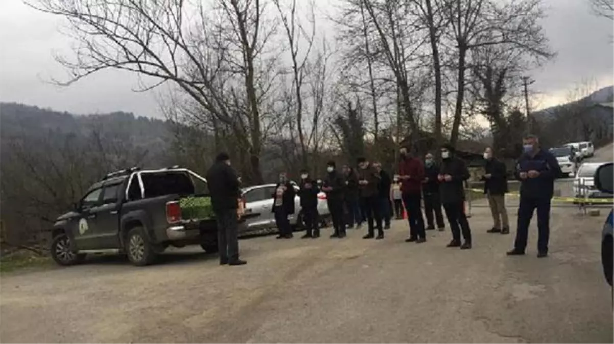 Karantinadaki köylerine giremeyince annelerinin cenaze namazını jandarma noktasında kıldılar