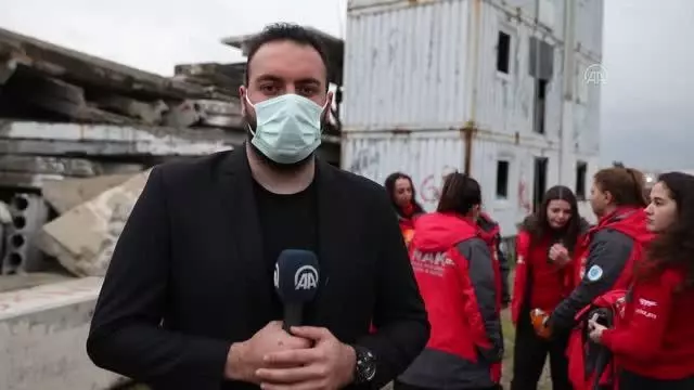 Kimi eczacı kimi muhasebeci arama kurtarma gönüllüsü kadınlar hazır kıta bekliyor Kimi eczacı kimi muhasebeci arama kurtarma gönüllüsü kadınlar hazır kıta bekliyor
