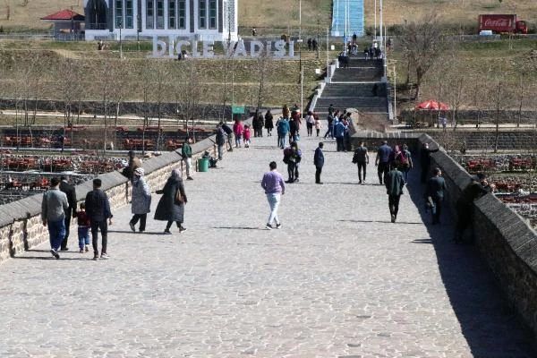 Kısıtlamasız ilk hafta sonu Diyarbakırlılar, tarihi mekanlara akın gitti