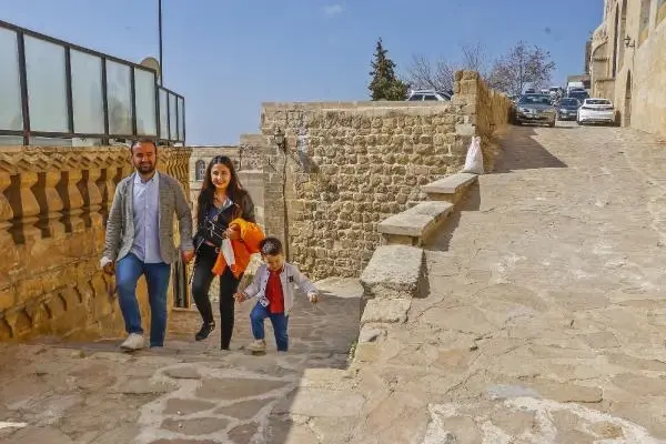 MARDİN Kısıtlamasız ilk hafta sonunda tarihi kent Mardin'de hareketlilik arttı MARDİN Kısıtlamasız ilk hafta sonunda tarihi kent Mardin'de hareketlilik arttı