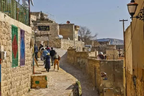 MARDİN Kısıtlamasız ilk hafta sonunda tarihi kent Mardin'de hareketlilik arttı MARDİN Kısıtlamasız ilk hafta sonunda tarihi kent Mardin'de hareketlilik arttı