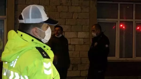 Son dakika haberleri! KISITLAMAYI İHLAL EDEN ALKOLLÜ SÜRÜCÜ, ÖNCE TERS YÖNDE ARAÇ KULLANDI SONRA POLİSE ZORLUK ÇIKARDI Son dakika haberleri! KISITLAMAYI İHLAL EDEN ALKOLLÜ SÜRÜCÜ, ÖNCE TERS YÖNDE ARAÇ KULLANDI SONRA POLİSE ZORLUK ÇIKARDI