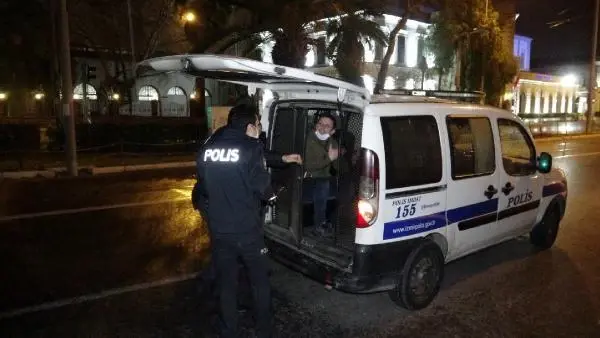 Son dakika haberleri! KISITLAMAYI İHLAL EDEN ALKOLLÜ SÜRÜCÜ, ÖNCE TERS YÖNDE ARAÇ KULLANDI SONRA POLİSE ZORLUK ÇIKARDI Son dakika haberleri! KISITLAMAYI İHLAL EDEN ALKOLLÜ SÜRÜCÜ, ÖNCE TERS YÖNDE ARAÇ KULLANDI SONRA POLİSE ZORLUK ÇIKARDI
