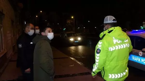 Son dakika haberleri! KISITLAMAYI İHLAL EDEN ALKOLLÜ SÜRÜCÜ, ÖNCE TERS YÖNDE ARAÇ KULLANDI SONRA POLİSE ZORLUK ÇIKARDI Son dakika haberleri! KISITLAMAYI İHLAL EDEN ALKOLLÜ SÜRÜCÜ, ÖNCE TERS YÖNDE ARAÇ KULLANDI SONRA POLİSE ZORLUK ÇIKARDI
