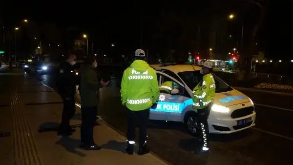 Son dakika haberleri! KISITLAMAYI İHLAL EDEN ALKOLLÜ SÜRÜCÜ, ÖNCE TERS YÖNDE ARAÇ KULLANDI SONRA POLİSE ZORLUK ÇIKARDI Son dakika haberleri! KISITLAMAYI İHLAL EDEN ALKOLLÜ SÜRÜCÜ, ÖNCE TERS YÖNDE ARAÇ KULLANDI SONRA POLİSE ZORLUK ÇIKARDI