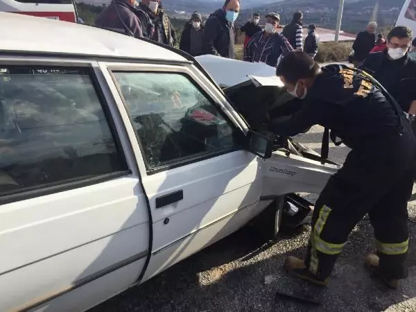 Muğla'da servis minibüsü ile otomobil çarpıştı: 6 yaralı Muğla'da servis minibüsü ile otomobil çarpıştı: 6 yaralı