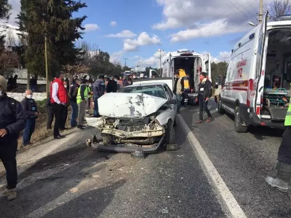 Muğla'da servis minibüsü ile otomobil çarpıştı: 6 yaralı Muğla'da servis minibüsü ile otomobil çarpıştı: 6 yaralı