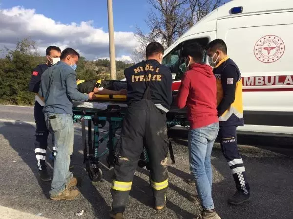 Muğla'da servis minibüsü ile otomobil çarpıştı: 6 yaralı Muğla'da servis minibüsü ile otomobil çarpıştı: 6 yaralı