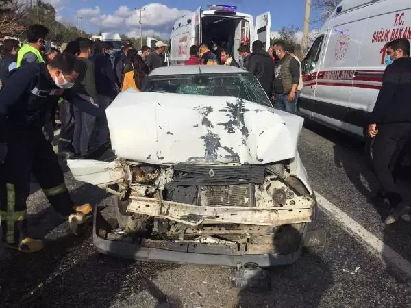 Muğla'da servis minibüsü ile otomobil çarpıştı: 6 yaralı Muğla'da servis minibüsü ile otomobil çarpıştı: 6 yaralı