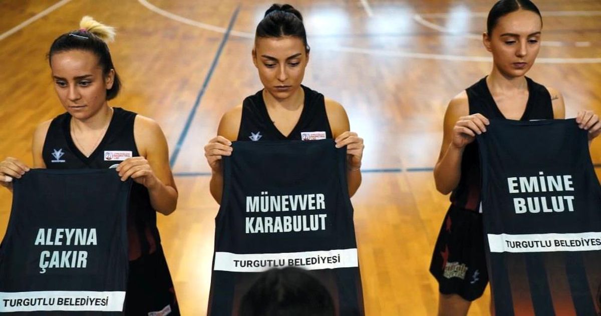 Öldürülen kadınların isimleri formalarda