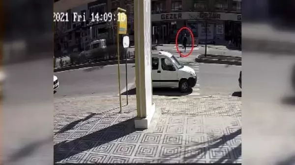 Otomobilin çarptığı kadın, metrelerce havada savruldu Otomobilin çarptığı kadın, metrelerce havada savruldu