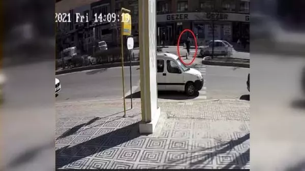 Otomobilin çarptığı kadın, metrelerce havada savruldu Otomobilin çarptığı kadın, metrelerce havada savruldu