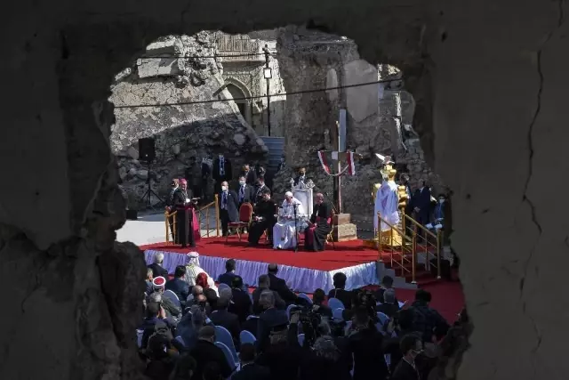 - Papa Francis, Musul'da DEAŞ'ın yıktığı kilisede ayin düzenledi - Papa Francis, Musul'da DEAŞ'ın yıktığı kilisede ayin düzenledi