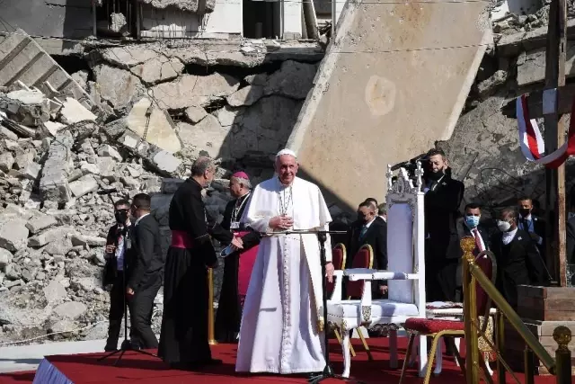 - Papa Francis, Musul'da DEAŞ'ın yıktığı kilisede ayin düzenledi - Papa Francis, Musul'da DEAŞ'ın yıktığı kilisede ayin düzenledi